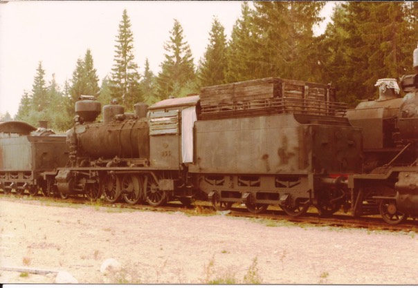 933 kumiseva(i)